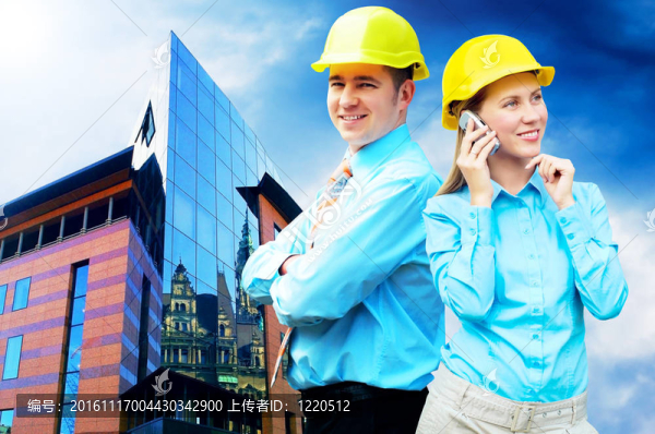 站在建筑物背景上的年輕建筑師戴著防護(hù)頭盔