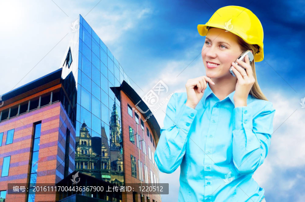 站在建筑物背景上的年輕建筑師女士戴著防護(hù)頭盔