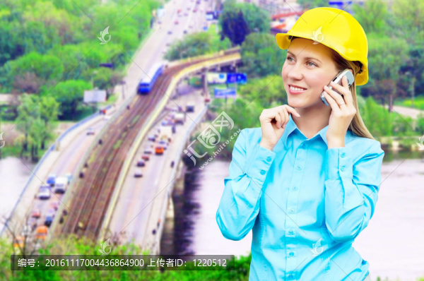 站在建筑物背景上的年輕建筑師女士戴著防護(hù)頭盔