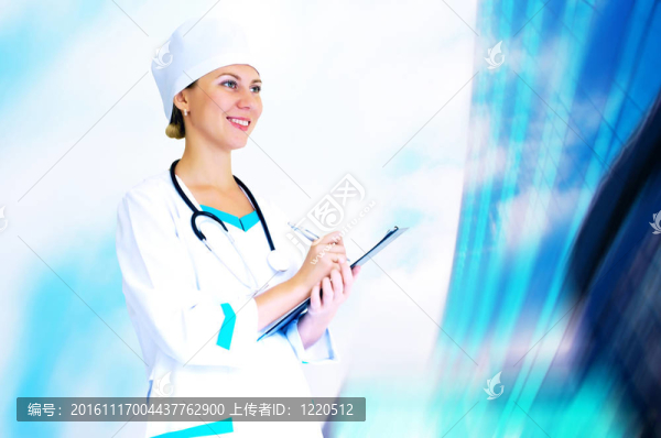 微笑的醫(yī)生在醫(yī)院背景的聽診器