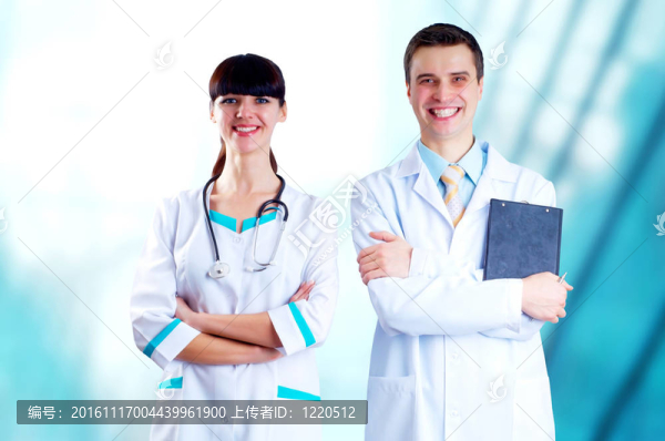 微笑的醫(yī)生在醫(yī)院背景的聽診器