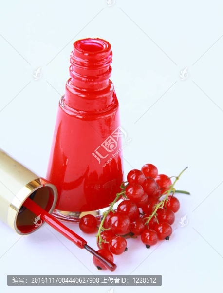 紅色的指甲油和紅醋栗