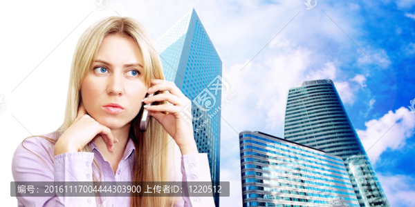 幸福的商人在商業(yè)建筑背景電話