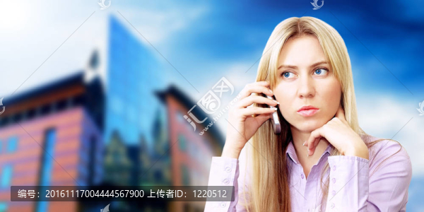 幸福的商人在商業(yè)建筑背景電話