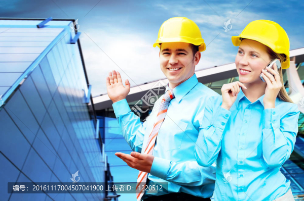 站在建筑物背景上的年輕建筑師戴著防護(hù)頭盔