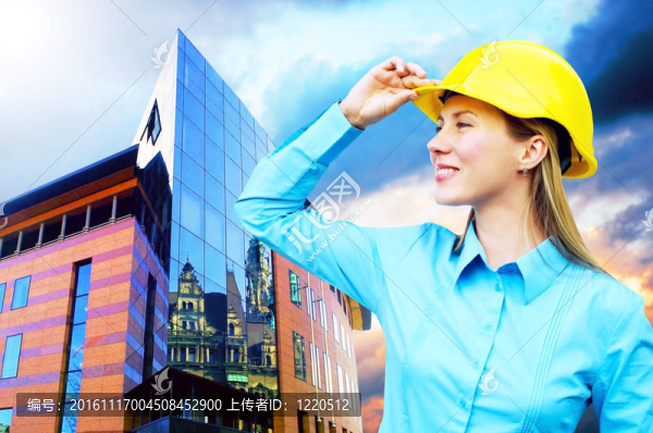 站在建筑物背景上的年輕建筑師女士戴著防護頭盔