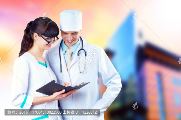 微笑的醫(yī)生在醫(yī)院背景的聽診器