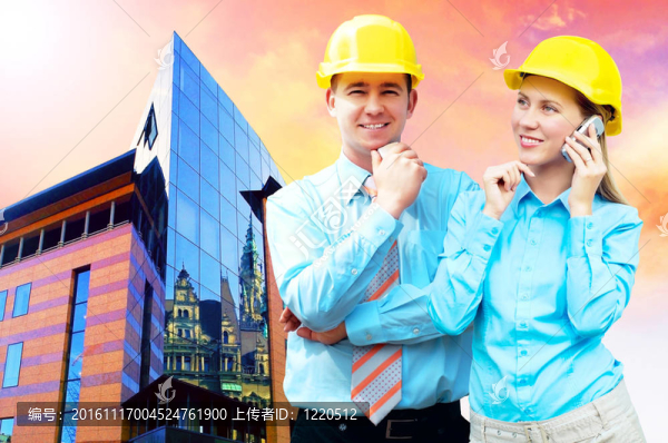 站在建筑物背景上的年輕建筑師戴著防護頭盔