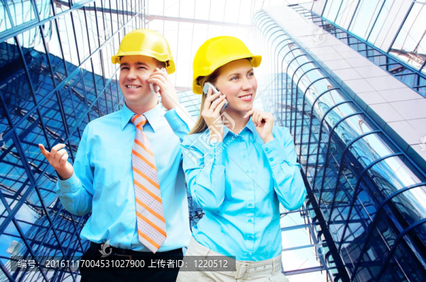 站在建筑物背景上的年輕建筑師戴著防護(hù)頭盔