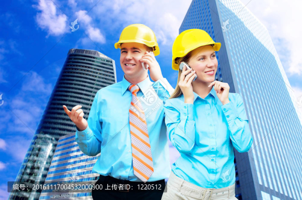 站在建筑物背景上的年輕建筑師戴著防護(hù)頭盔