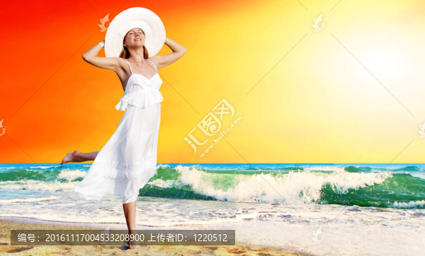 在陽(yáng)光明媚的熱帶海灘主要在白色的年輕漂亮的女人