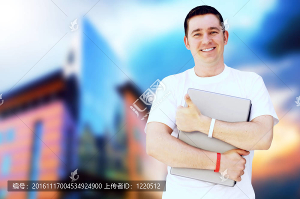 年輕快樂的人或?qū)W生筆記本電腦和手機的業(yè)務(wù)背景