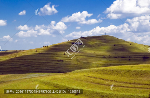 綠色的小山上有清澈的藍(lán)天-匯圖網(wǎng) www.fosd68.com 綠色的小山上有清澈的藍(lán)天