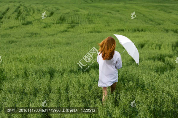 打著雨傘的女人