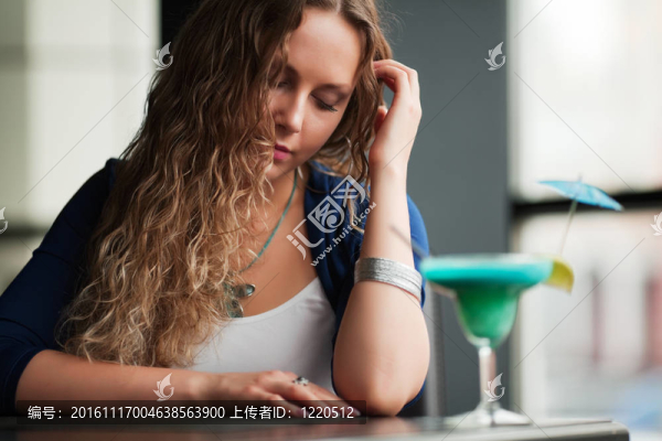 年輕女子雞尾酒