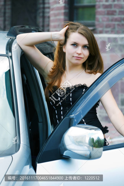 快樂的年輕女人與汽車鑰匙