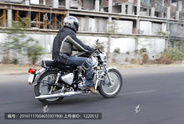 印度老廠附近的一輛摩托車