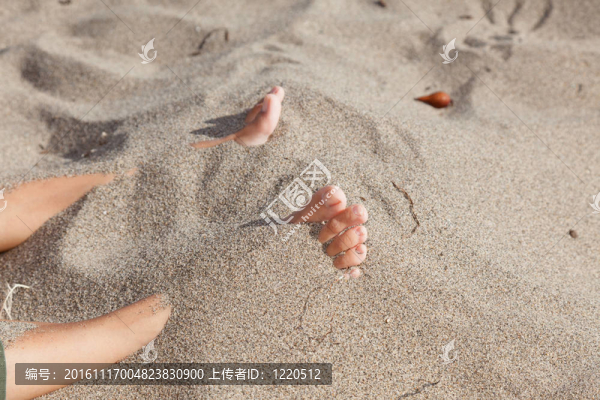 腳在沙子上