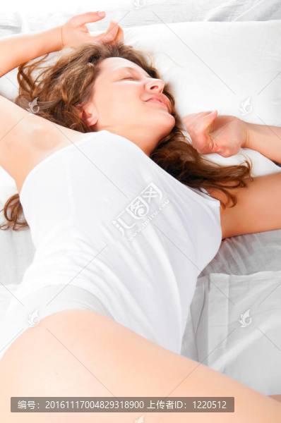 婦女早上躺在床上