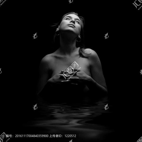 美麗的女人在黑色的孤立
