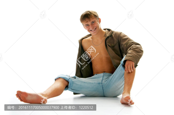 穿牛仔褲和夾克的男孩