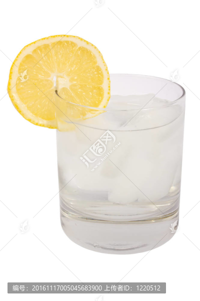 一杯檸檬和冰的水