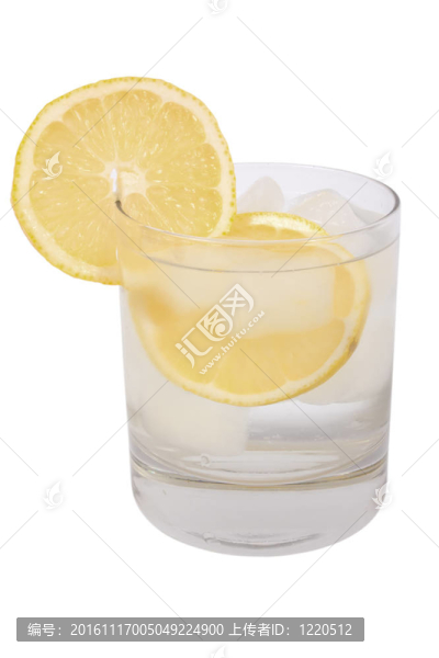 一杯檸檬和冰的水