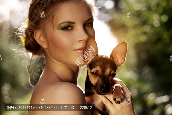 一個(gè)迷你杜賓犬的美麗女孩的肖像