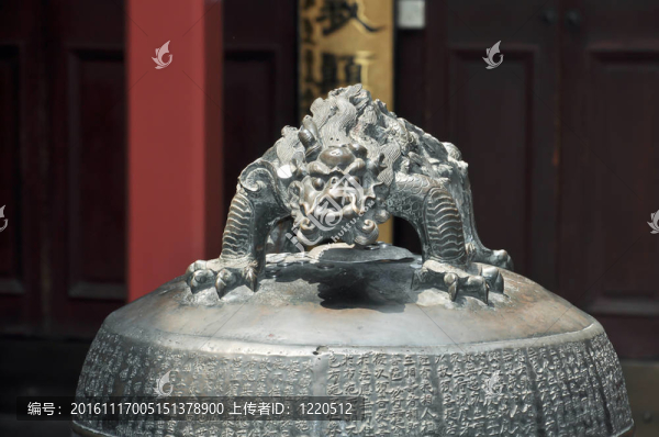 裝飾中國青銅寓言動物鐘上