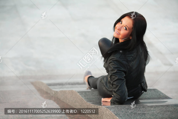 坐在人行道上