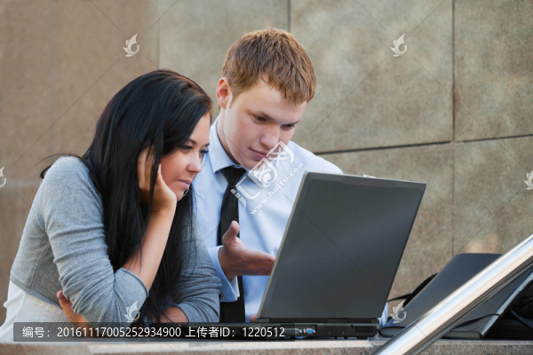 在筆記本電腦上工作的年輕夫婦