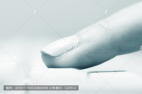 電腦鍵盤上的女性手指打字。