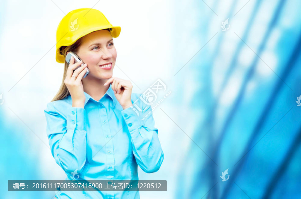站在建筑物背景上的年輕建筑師女士戴著防護(hù)頭盔