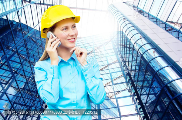 站在建筑物背景上的年輕建筑師女士戴著防護(hù)頭盔