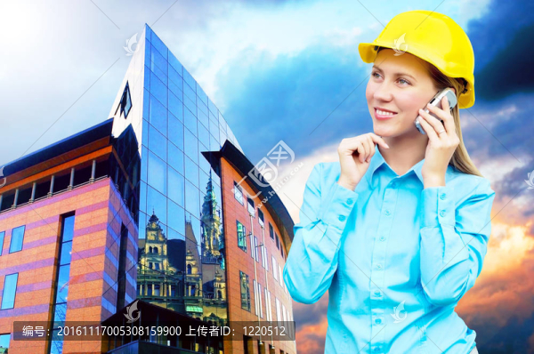 站在建筑物背景上的年輕建筑師女士戴著防護頭盔