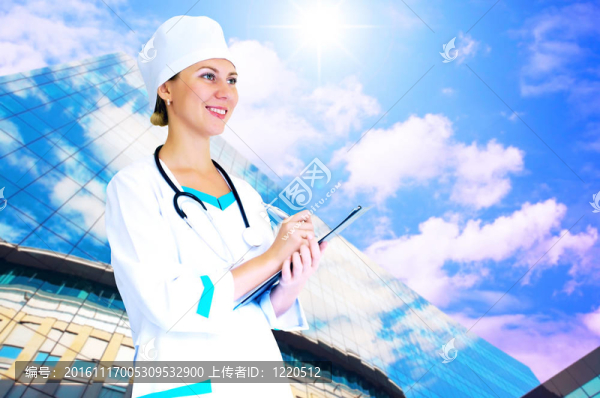 微笑的醫(yī)生在醫(yī)院背景的聽(tīng)診器