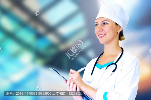微笑的醫(yī)生在醫(yī)院背景的聽診器