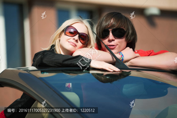 車里的年輕夫婦
