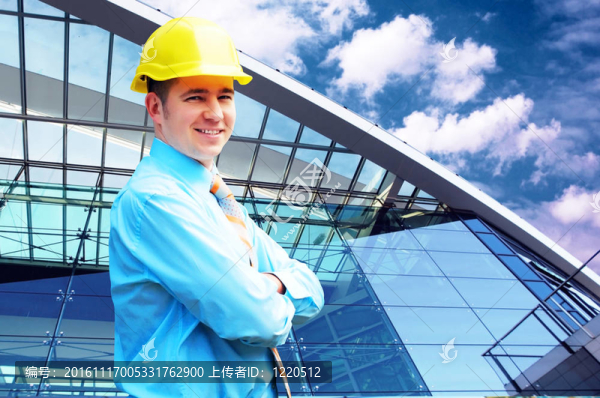 站在建筑物背景上的年輕建筑師戴著防護(hù)頭盔