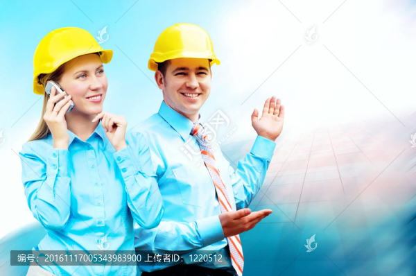 站在建筑物背景上的年輕建筑師戴著防護(hù)頭盔