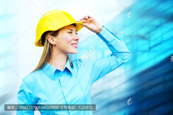 站在建筑物背景上的年輕建筑師女士戴著防護(hù)頭盔
