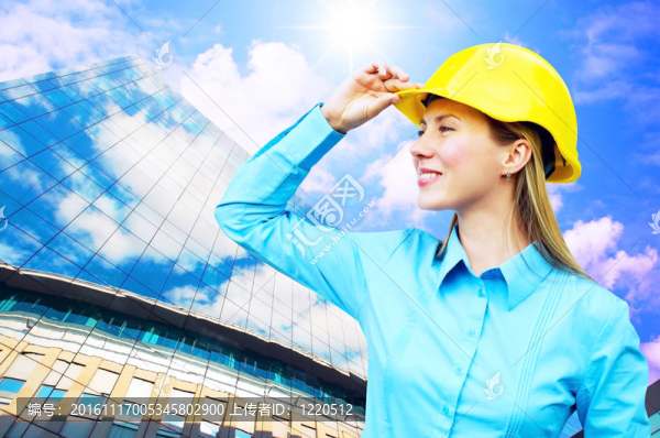 站在建筑物背景上的年輕建筑師女士戴著防護(hù)頭盔