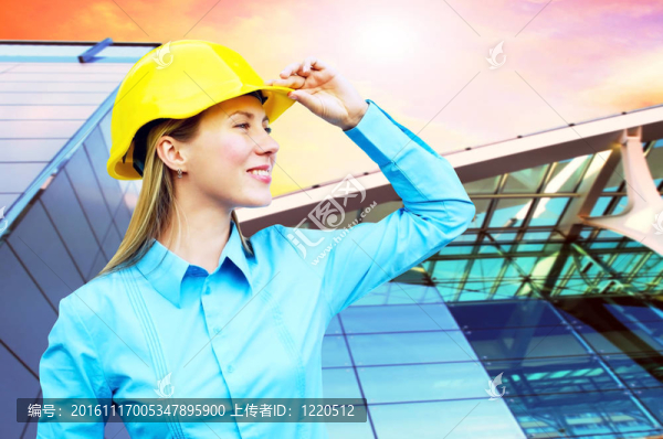 站在建筑物背景上的年輕建筑師女士戴著防護頭盔