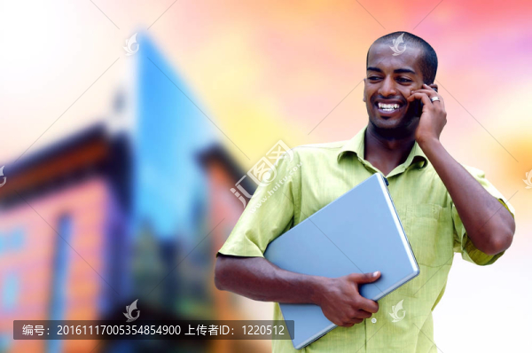 年輕快樂(lè)的人或?qū)W生筆記本電腦和手機(jī)的業(yè)務(wù)背景