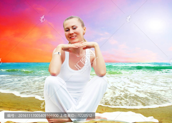 白色的年輕漂亮女人；陽光明媚的熱帶海灘上的放松