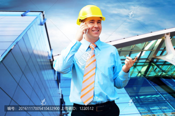 站在建筑物背景上的年輕建筑師戴著防護(hù)頭盔