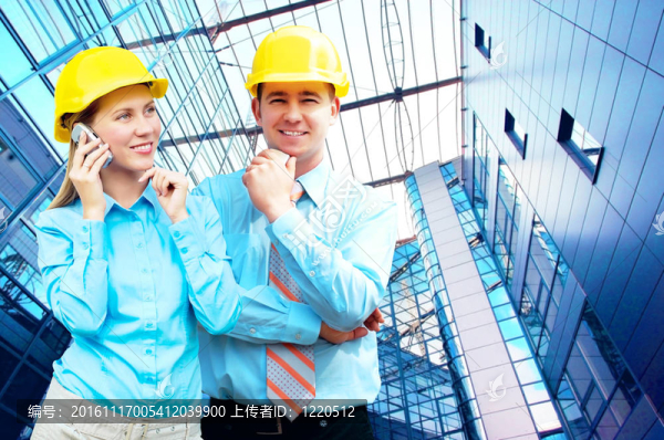 站在建筑物背景上的年輕建筑師戴著防護頭盔