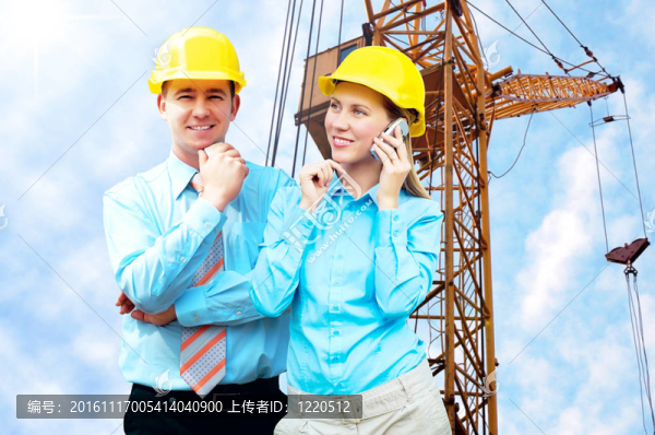 站在建筑物背景上的年輕建筑師戴著防護頭盔
