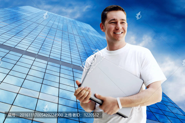 年輕快樂(lè)的人或?qū)W生筆記本電腦和手機(jī)的業(yè)務(wù)背景