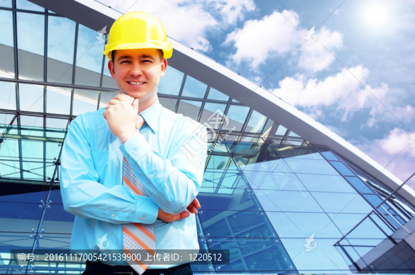 站在建筑物背景上的年輕建筑師戴著防護(hù)頭盔